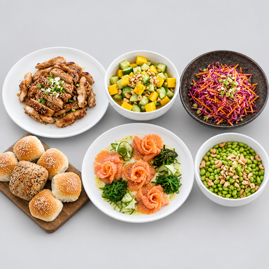 Lunchbar oosters, kip terriyaki, komkommer, mango, zalm, wakamé en edamame. 